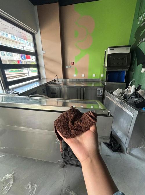 深圳一奶茶店员把拖鞋放进配料盆