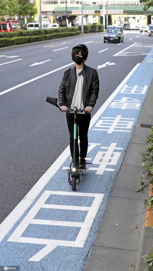 女子半夜跑步偷电动滑板车被行拘