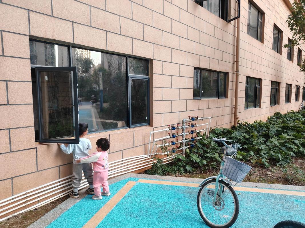 小学生站窗外打扫卫生 当地回应