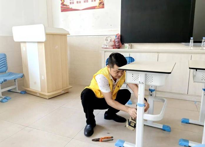 小学生站窗外打扫卫生 当地回应