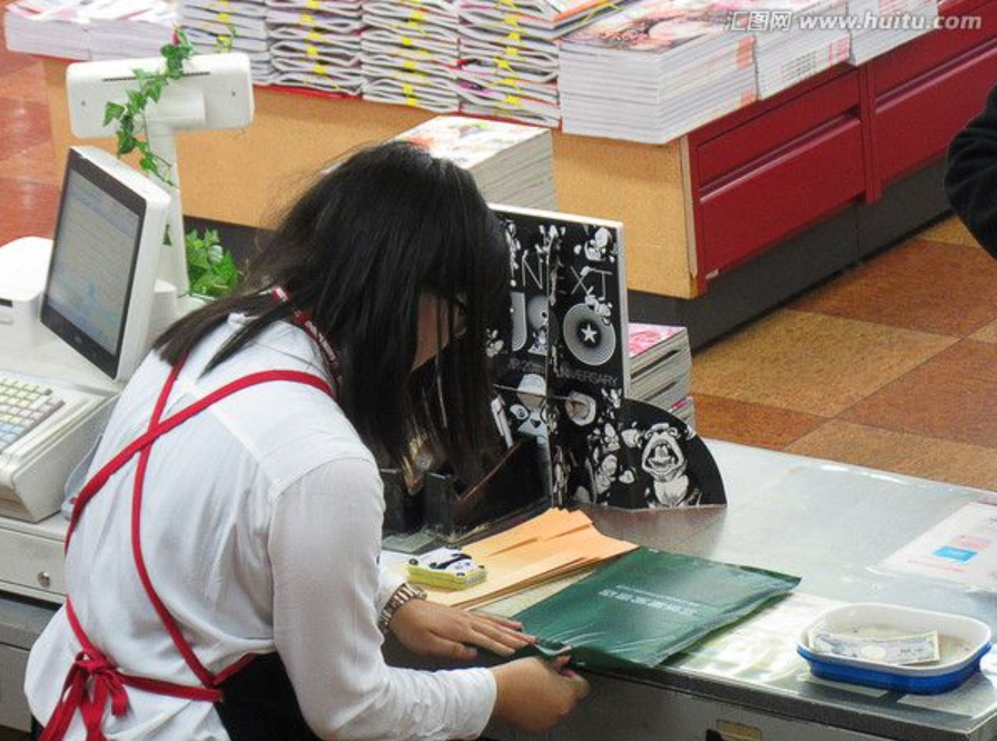 48岁女子坐超市收银台后弹唱走红