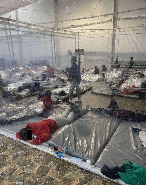 美移民拘留中心外爆发冲突