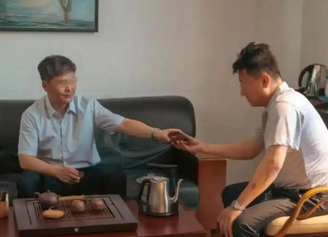 镇长组织聚餐酒后打人被撤职降级