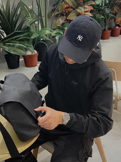 穿始祖鸟是为亲近自然而非看它炸山