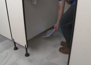 警方回应绵竹一男子公厕偷拍被抓