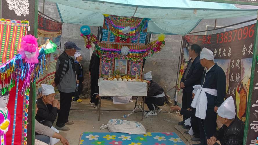 老奶奶去世3年 邻居帮打扫门前落叶