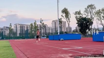 成都体育生跳越10把椅子一次成功