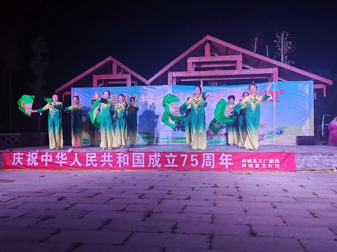 唱着民歌迎丰收
