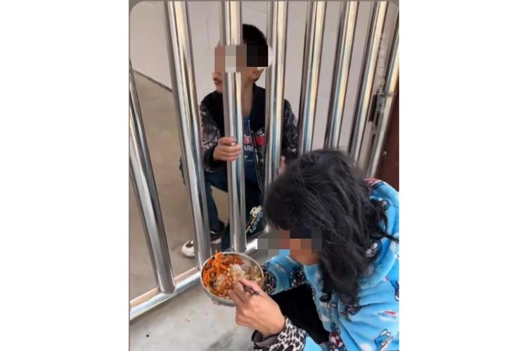 学生吃免费汤饭疑被校长骂臭要饭