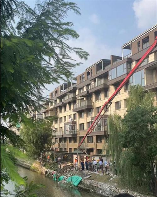 业主私挖地下室挖通河道系谣言
