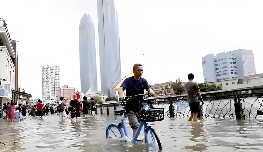 台风逼近香港 疑海水倒灌现3米喷泉