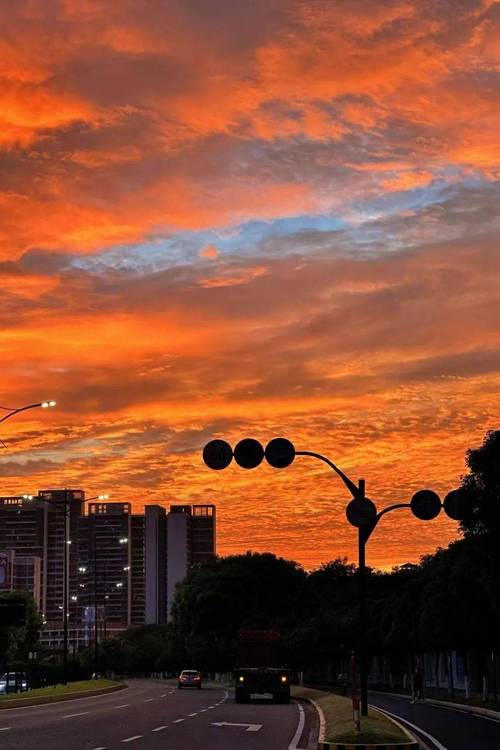 台风即将登陆 珠海天空现绚烂晚霞