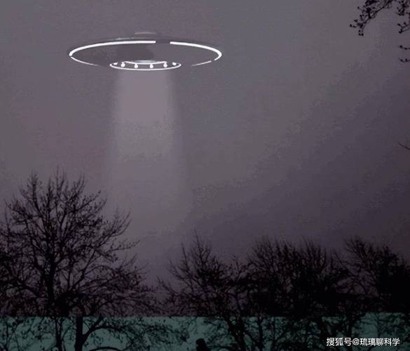美国洛杉矶上空现V形“UFO”