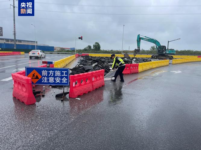为避台风 小区近百辆车停上大桥