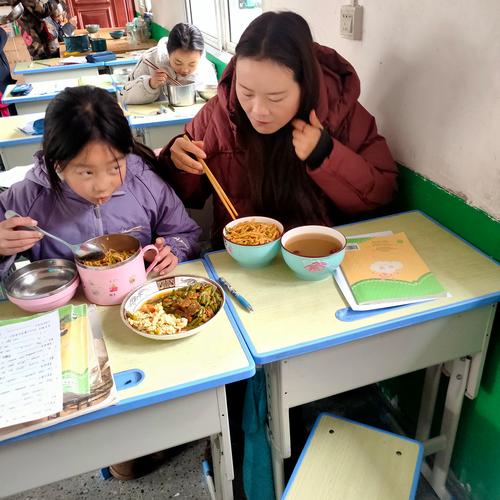 小学要求父母到校陪餐 教体局回应
