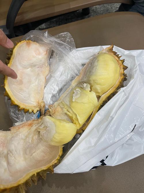 两人过机场安检10分钟狂炫7斤多榴莲