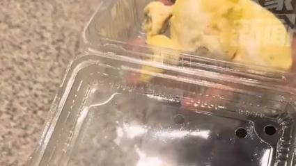 两人过机场安检10分钟狂炫7斤多榴莲