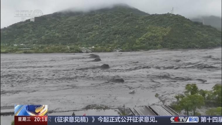 航拍显示花莲堰塞湖坝体被切成V型