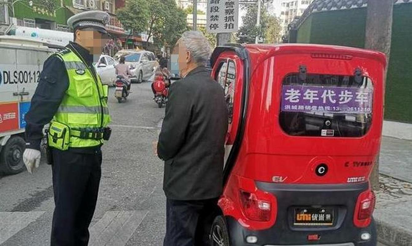 大爷无证驾驶一年多内违章279条