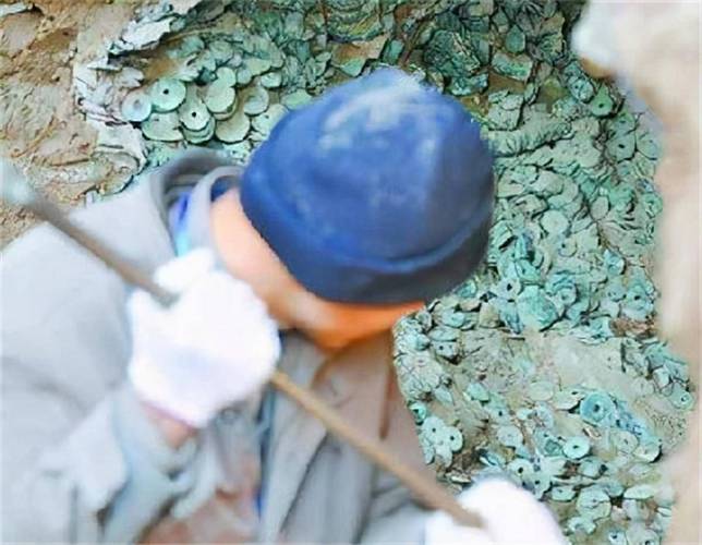 陕西农民犁地时挖出国宝