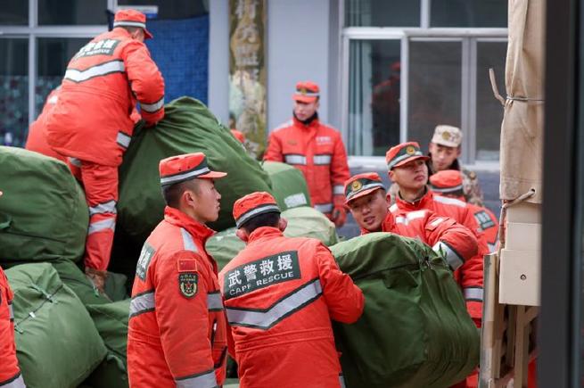 武警官兵驰援甘肃陇西地震救灾