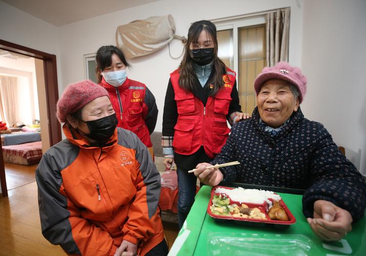 1米3小个子走村串户为老人送餐5年