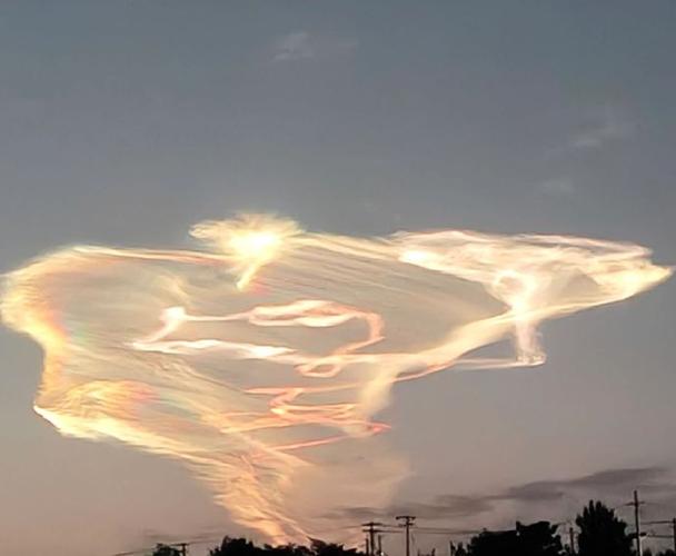 北京天空现神奇火箭云