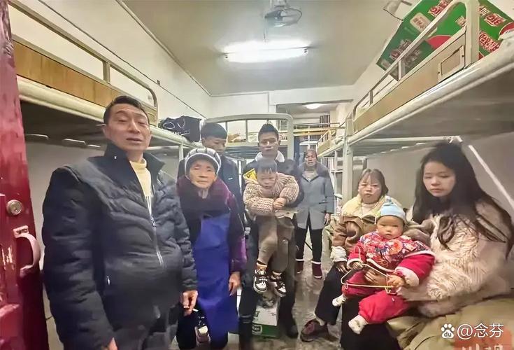 四川一初中8人宿舍住9名男生