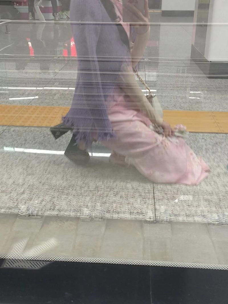 女子因跛脚被辞退 得力集团致歉