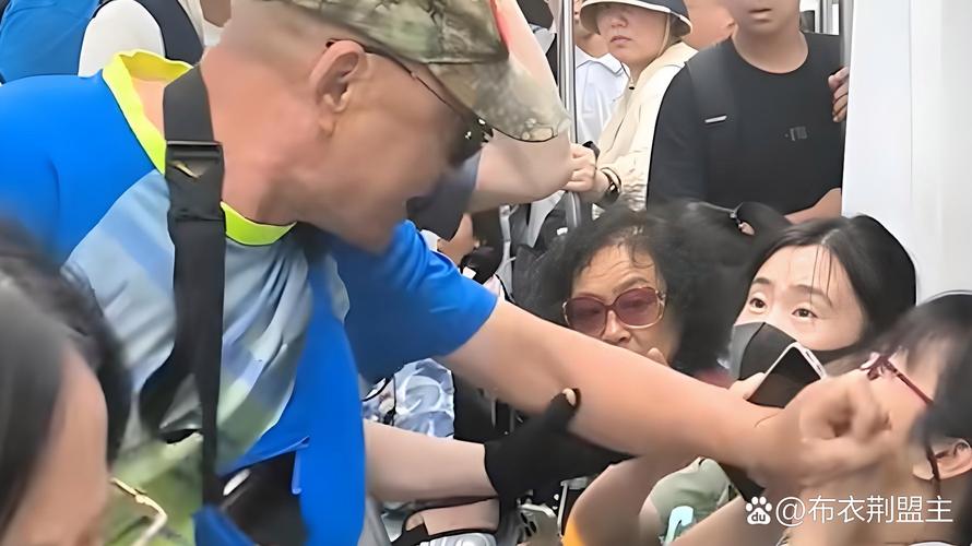 台湾老人强行要年轻人让座被其踹懵