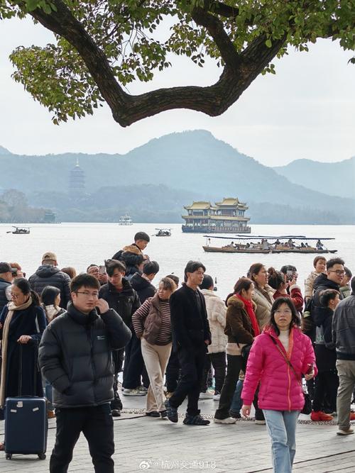 杭州西湖景区熟悉的人潮已出现