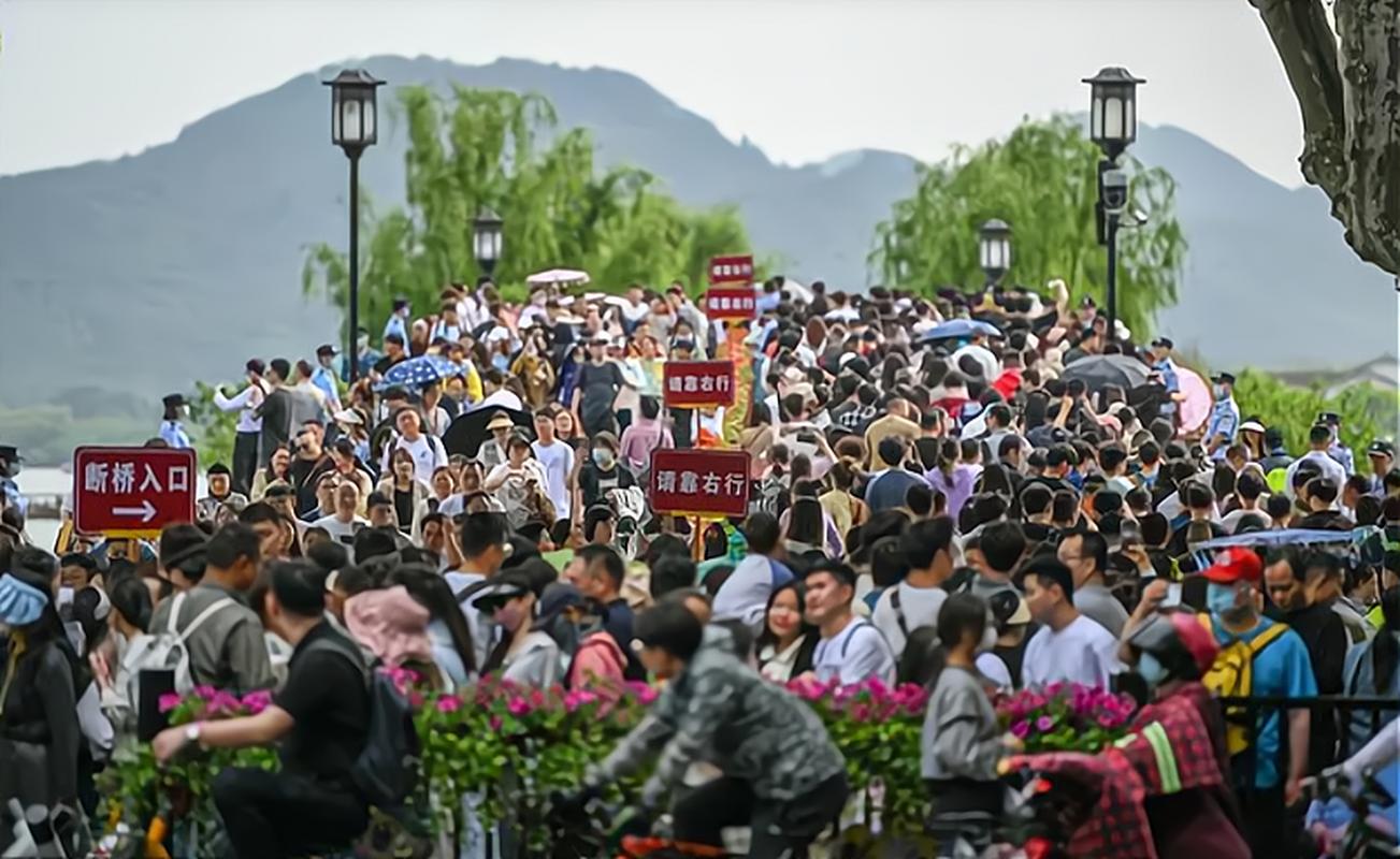 杭州西湖景区熟悉的人潮已出现