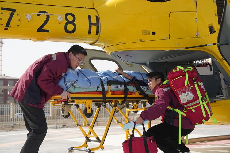 浙江医护在万米高空救了个人
