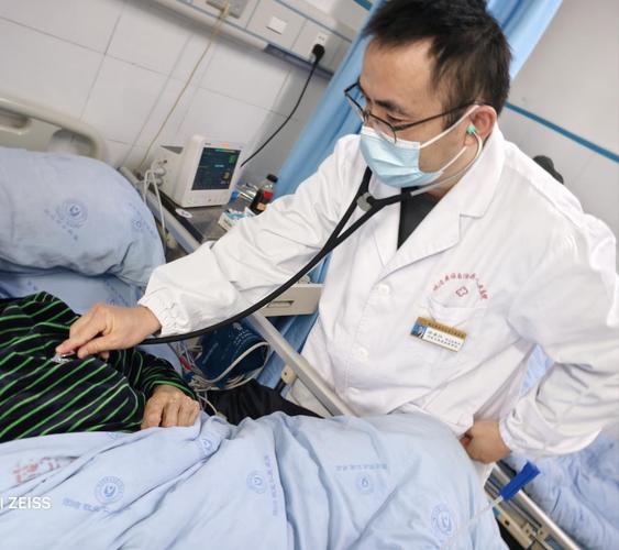 浙江医护在万米高空救了个人