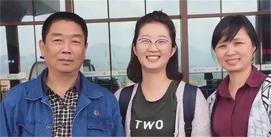 章莹颖男友国庆探望章父并协助直播