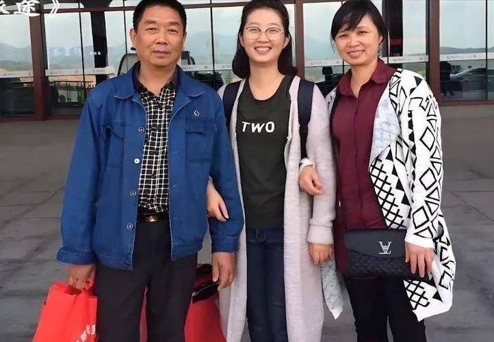 章莹颖男友国庆探望章父并协助直播