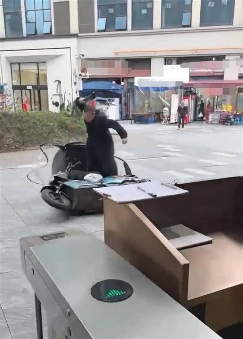 男子拿扇子被误认持刀：遭踹倒送警局