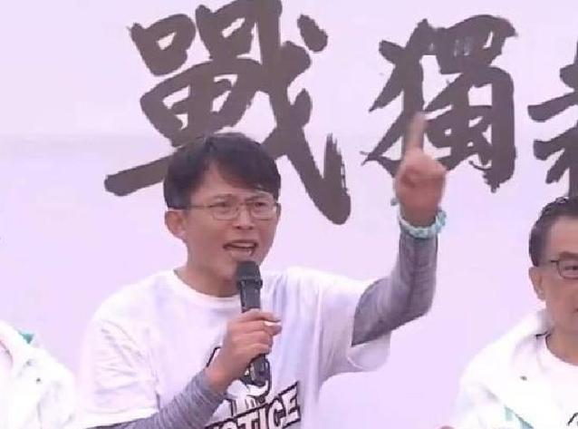 黄国昌批绿营政客“泼了粪”就跑