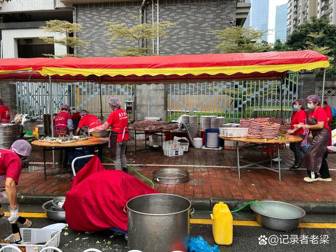 市民台风天坚持办席 饭菜撒一地