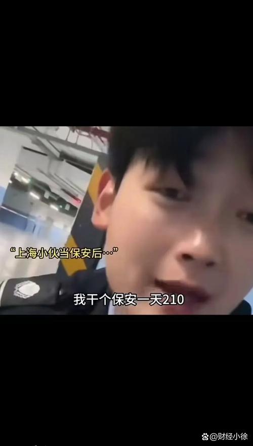 安保小哥“脱口秀”式引导走红