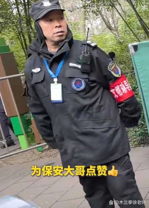 安保小哥“脱口秀”式引导走红