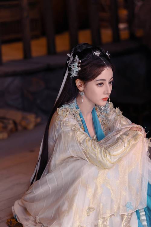 迪丽热巴嫦娥造型像神女下凡