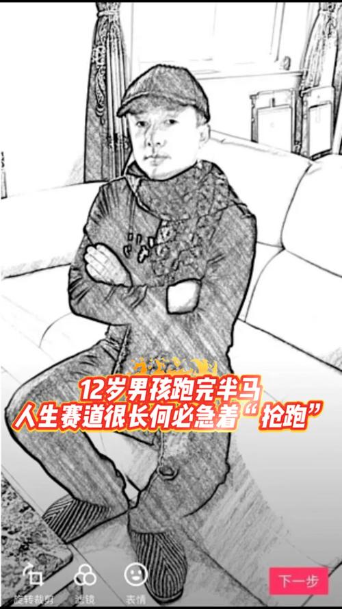 小男孩独自在高速上奔跑 原因离谱