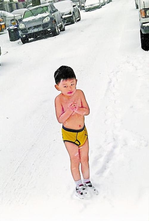小男孩独自在高速上奔跑 原因离谱