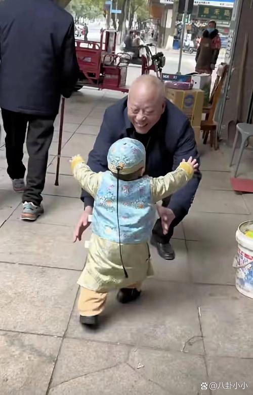 男子假期带3岁孙子推100岁爷爷遛弯
