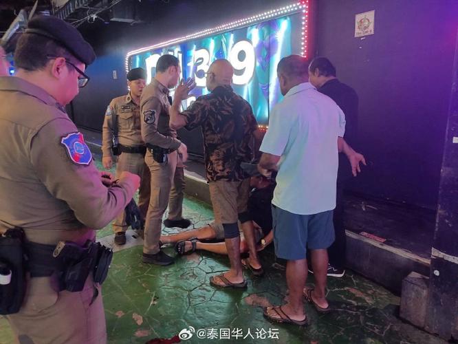 泰国蒙面劫匪持枪洗劫金店