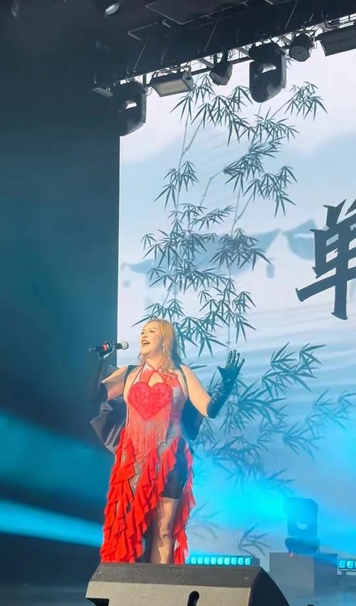 网红歌手那艺娜意外摔伤入院