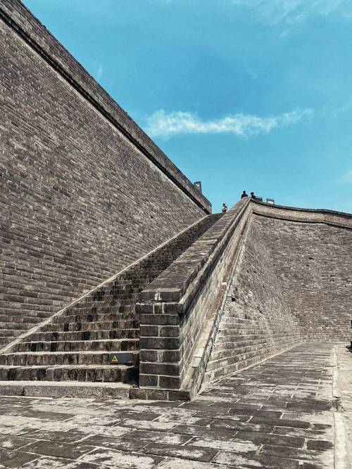 游客获西安大爷现场教学拍城墙水槽