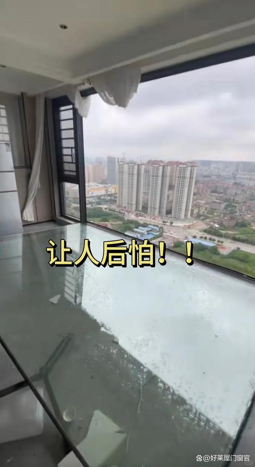 男子回家发现门窗被台风“偷”了