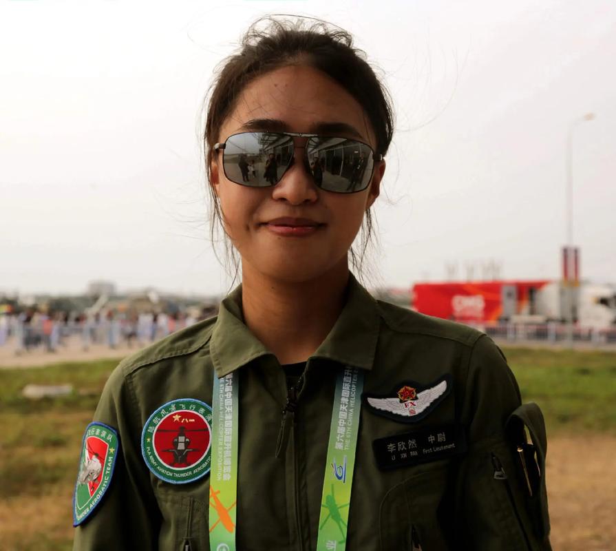 国庆坐直升机游玩 女飞行学员发声